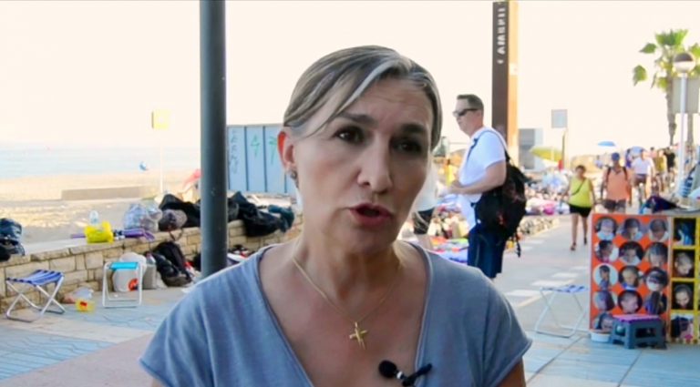Cuerpo a cuerpo entre ‘Mujeres de VOX’ e inmigrantes ‘manteros’ en Salou (Cataluña)| VOX denuncia las «facilidades» que tienen para «vender mercancía ilegal»