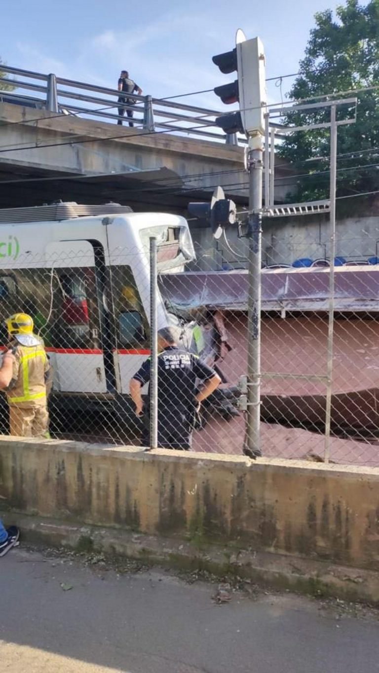 Choque de trenes de Sant Boi de Llobregat (Barcelona)| Una persona fallecida y otras 85 heridos
