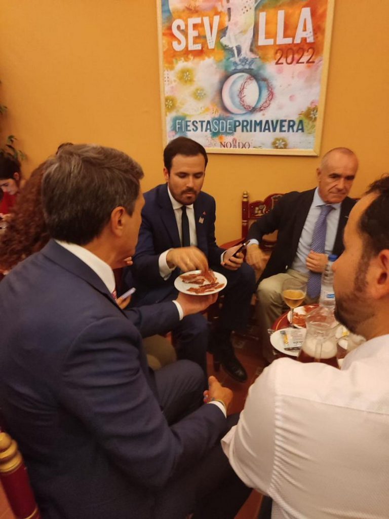 El ministro Garzón criminaliza el consumo de carne y fomenta el consumo de gusanos pero se hincha a jamón y jarras de cerveza en la Feria de Sevilla