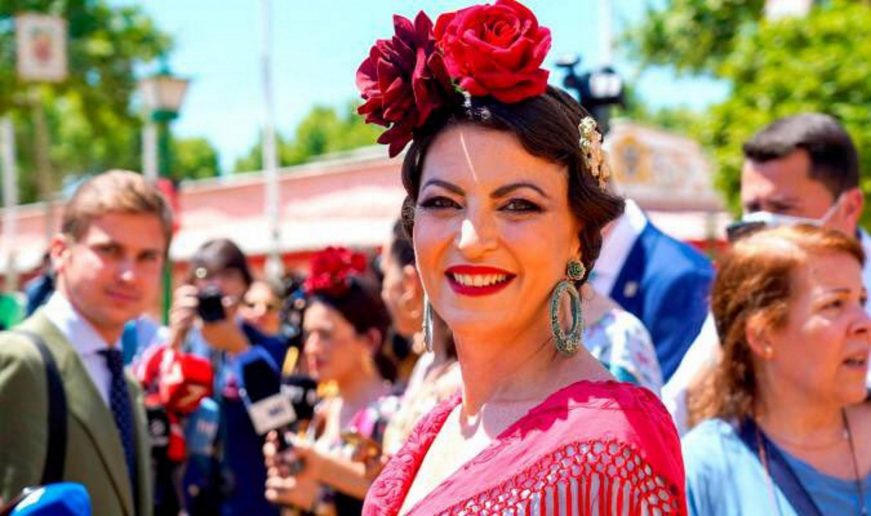 FOTOGRAFÍA. SEVILLA (ESPAÑA), 05.05.2022. La candidata de VOX a la presidencia de la Junta de Andalucía, Macarena Olona Choclán, visita la feria de abril de Sevilla. (Ñ Pueblo)