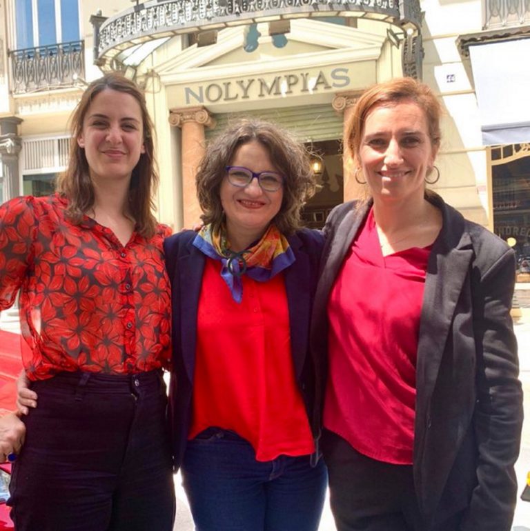 FOTOGRAFÍA. VALENCIA (ESPAÑA), 07.05.2022. Acusación Popular (VOX) solicita prisión para Mónica Oltra.- La portavoz municipal de Más Madrid, Rita Maestre Fernández (en la izquierda de la imagen), la imputada por encubrir las violaciones y agresiones sexuales de su marido en centro de menores tutelados por la Generalidad Valenciana y también vicepresidente, portavoz y consejera de Igualdad y Políticas Inclusivas de la Generalidad Valenciana, Mónica Oltra Jarque (en el centro de la imagen), la portavoz de Más Madrid en la Asamblea de Madrid, Mónica García Gómez (en la derecha de la imagen), se han equivocado mucho este sábado. Un letrero detrás de ellas dice «No Limpias (Nolympias)». Twitter @OnlyHAL2. Lasvocesdelpueblo (Ñ Pueblo)