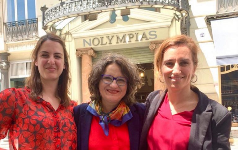 FOTOGRAFÍA. VALENCIA (ESPAÑA), 07.05.2022. La portavoz municipal de Más Madrid, Rita Maestre Fernández (en la izquierda de la imagen), la imputada por encubrir las violaciones y agresiones sexuales de su marido en centro de menores tutelados por la Generalidad Valenciana y también vicepresidente, portavoz y consejera de Igualdad y Políticas Inclusivas de la Generalidad Valenciana, Mónica Oltra Jarque (en el centro de la imagen), la portavoz de Más Madrid en la Asamblea de Madrid, Mónica García Gómez (en la derecha de la imagen), se han equivocado mucho este sábado. Un letrero detrás de ellas dice «No Limpias (Nolympias)». Twitter @OnlyHAL2. Lasvocesdelpueblo (Ñ Pueblo)