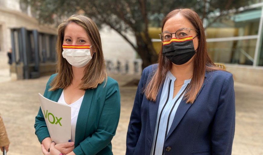 FOTOGRAFÍA. VALENCIA (ESPAÑA), 11.05.2022. María de los Llanos Massó Linares (Llanos Massó) (d), junto a la portavoz del Grupo Parlamentario, Ana Vega Campos (i). Ñ Pueblo