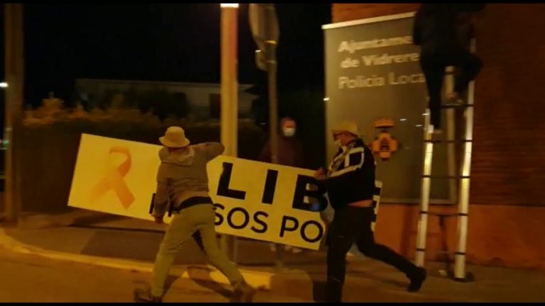 La Resistencia limpia la fachada de la Policía Local de Vidrieras (Gerona) de la simbología separatista «Libertad Presos Políticos y exiliados»