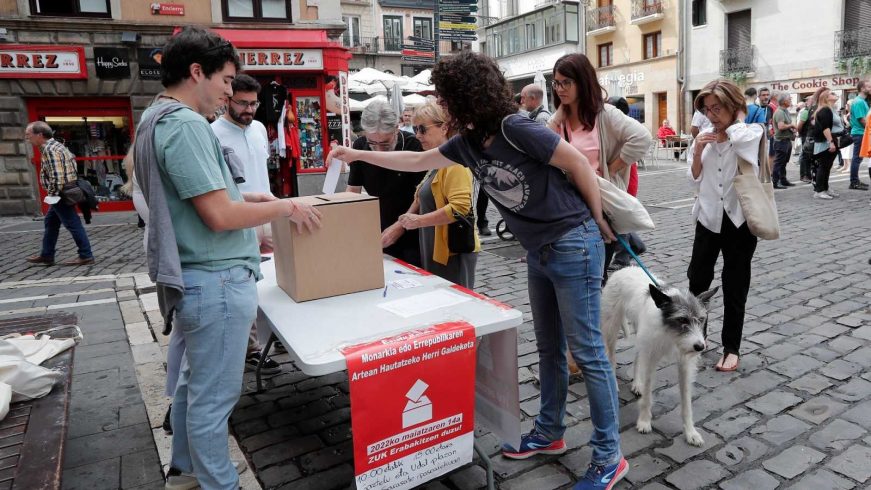 FTOGRAFÍA. PAMPLONA (ESPAÑA), 14.05.2022. Varias personas participan con su voto este sábado en Pamplona en la consulta estatal sobre «Monarquía o República». Efe