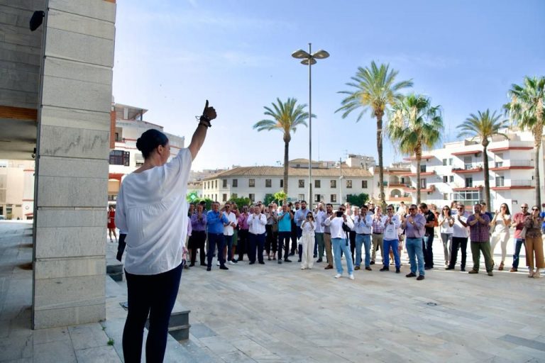 19J Andalucía| Macarena Olona frente al Ayuntamiento de Salobreña: «He venido para quedarme». «Les ha salido el tiro por la culata»