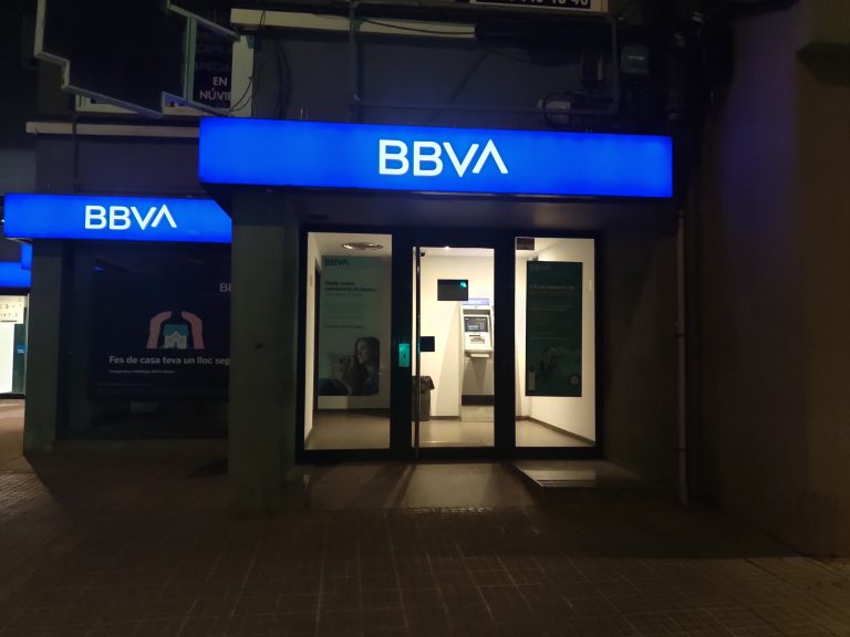 Vitoria| El Tribunal considera «práctica abusiva» el cobro de comisiones por ingresar dinero en efectivo a los no clientes del BBVA