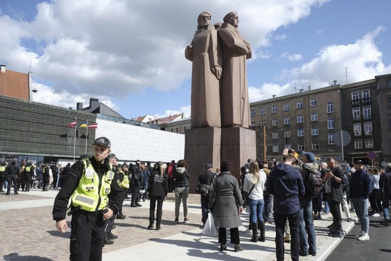 Guerra de Putin| Riga aprueba el derribo del monumento símbolo de la dominación Rusia en Letonia: lugar al que acuden prorrusos y comunistas para apoyar la invasión rusa de Ucrania