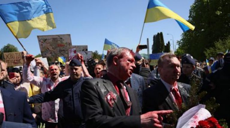 Guerra de Putin| El embajador de Rusia en Polonia Sergei Andréiev, completamente cubierto por la pintura roja, tras amenzar a los manifestantes con que «Donesk y Lugansk (Ucrania)» son territorios rusos y él está «orgulloso de Putin»