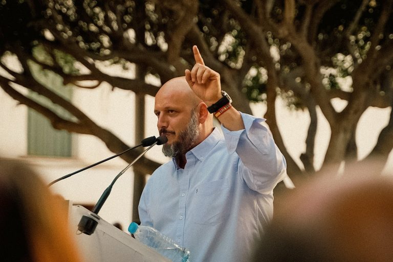 Roquetas de Mar| Rodrigo Alonso: «El bipartidismo murió y nació la alternativa VOX». «El círculo de colores de Agenda 2030 condena al sector Primario de Almería y nos quiere dejar sin agua»
