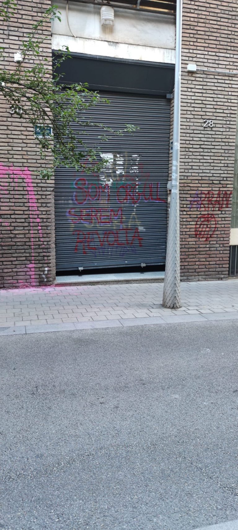 Cataluña| La banda de cobardes ultras afines a CUP «Arran» ataca la sede de VOX en Barcelona por ser la alternativa social y patriótica al separatismo y socialismo de los ‘progres’