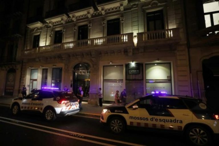 Cataluña| La Policía libera a una persona atada y amordazada en un hotel de Barcelona: detenido uno de los secuestradores armados y huida de otros