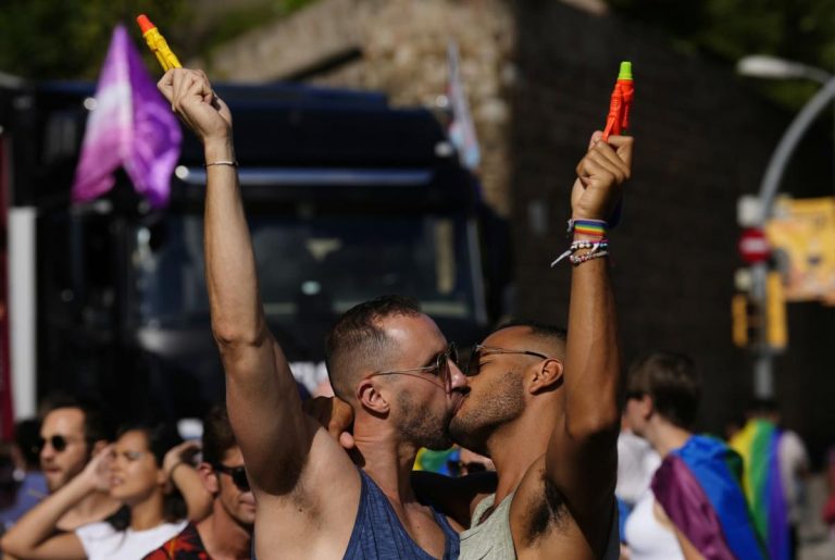 Cataluña| El desfile LGTBIQ+ «capitalista» y globalista dejará un retorno económico de «700.000.000 de euros» en Barcelona