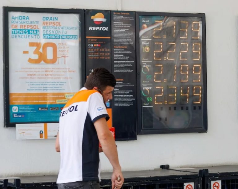 España| La gasolina bate el récord de 2,117 euros el litro y el gasóleo se acerca a su récord de 2,003 euros