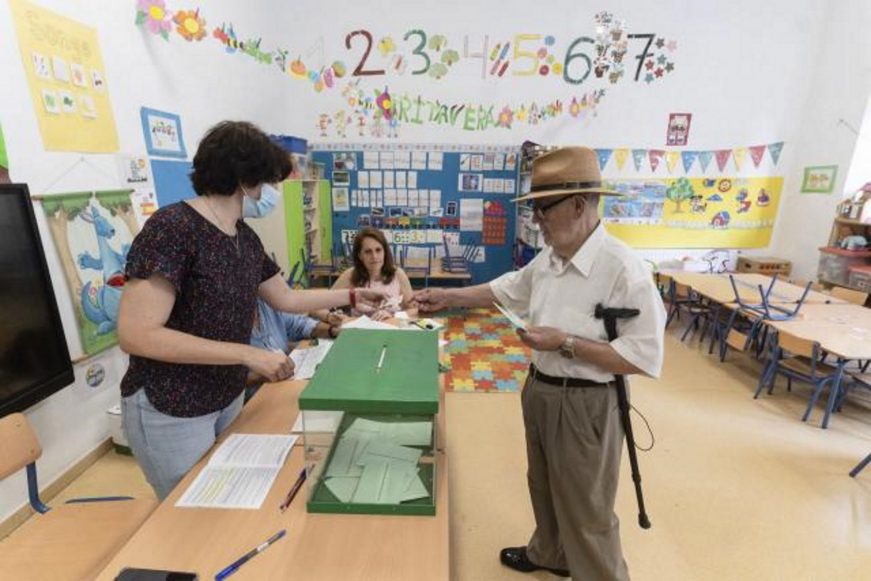 FOTOGRAFÍA. CÓRDOBA (ESPAÑA), 19.06.2022. ELECCIONES ANDALUCÍA 2022. Un anciano andaluz ejerciendo su derecho al voto en un colegio electoral de Córdoba. Efe.