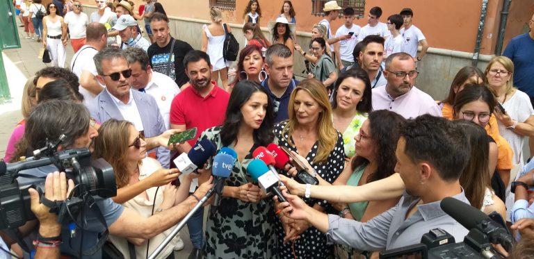 Andalucía| Arrimadas (Cs) ve muy cerca un Gobierno de VOX: «Si votan al PP tendrán a Olona de vicepresidente»