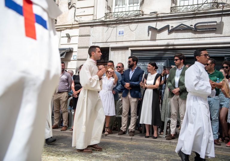 Andalucía| La candidata Olona asiste al Corpus Christi de Granada