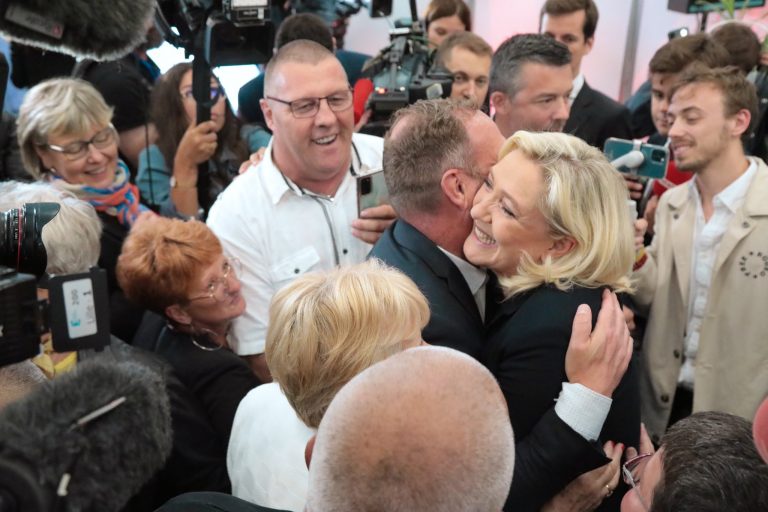 Francia| El mejor resultado de Le Pen en los 50 años pone fin al cordón sanitario «Frente Republicano» de los ‘progres’ a su partido