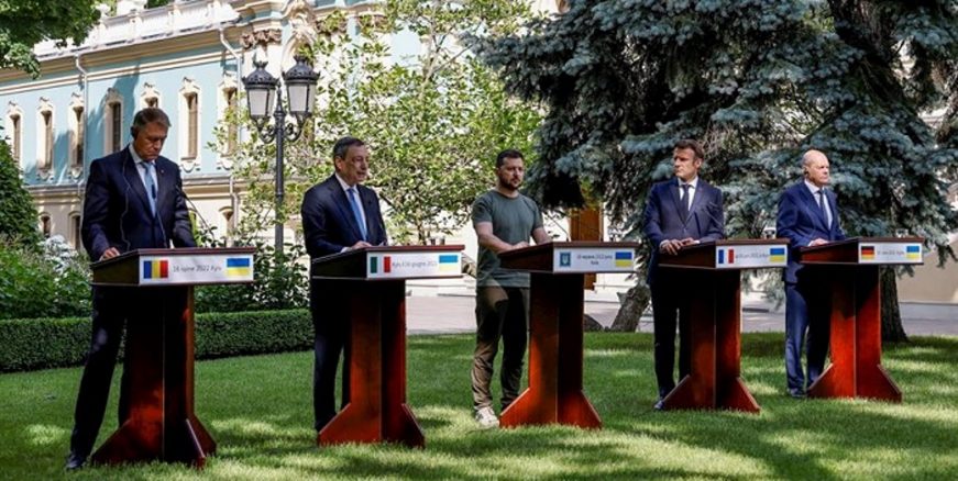 FOTOGRAFÍA. KIEV (UCRANIA), 16.06.2022. el presidente ucraniano, Volodímir Zelenski (3 d), el presidente francés, Emmanuel Jean-Michel Frédéric Macron (Emmanuel Macron). Efe (2)