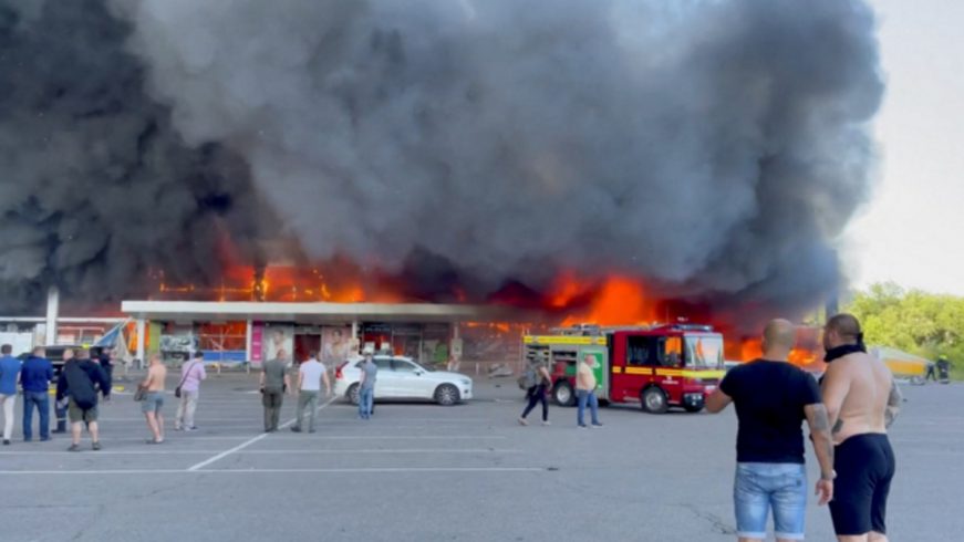 FOTOGRAFÍA. KREMENCHUK (CIUDAD DEL CENTRO DE UCRANIA), 27.06.2022. Al menos diez personas murieron al impactar hoy un misil ruso en Kremenchuk. Efe (2)m