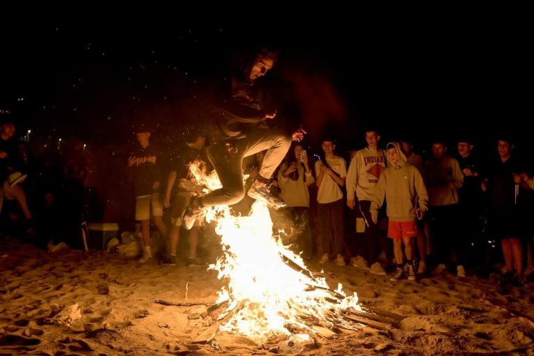 La Coruña| El pueblo quema en hogueras de San Juan la dictadura sanitaria globalista de la pandemia del COVID 19