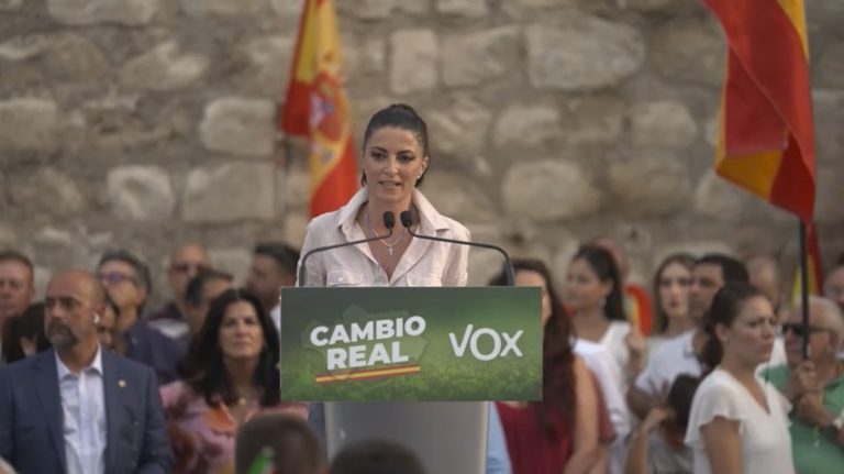 Lucena| Olona pide a los jóvenes que no se «resignen» y reclamen junto a VOX el 19J «patria, tierra, familia, libertad y seguridad»