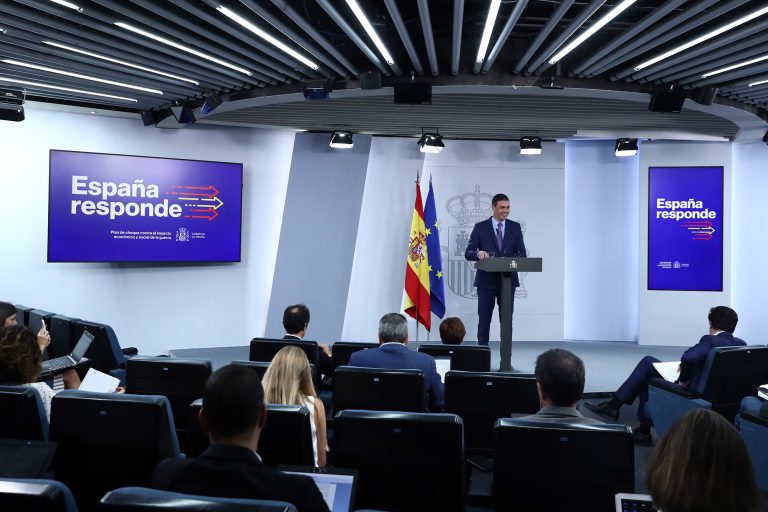 Andalucía| Sánchez «responde» al desastre del PSOE y ultraizquierda en las urnas con: «suspensión de desahucios», «ayuda de 200 euros para trabajadores, autónomos y desempleados» y «reducción del abono transporte»