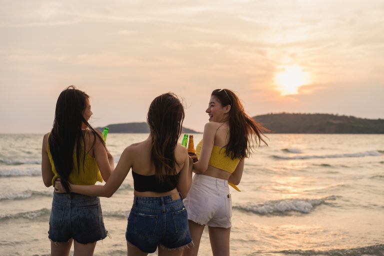 FOTOGRAFÍA. MUNDO, 11 DE JUNIO DE 2022. UMEC: ¿Tiene el vino un problema con los jóvenes? Un grupo de chicas asiáticas durante un botellón en una playa. Los jóvenes de «Generación Z», también conocida con otros nombres como posmilénica (nacidos después del año 2000​, centúrica o Generación de Cristal,​ que es la cohorte demográfica que sigue a la generación milénica y precede a la Generación Alfa o Generación X. Imagen creada por Freepik. Lasvocesdelpueblo (Ñ Pueblo)