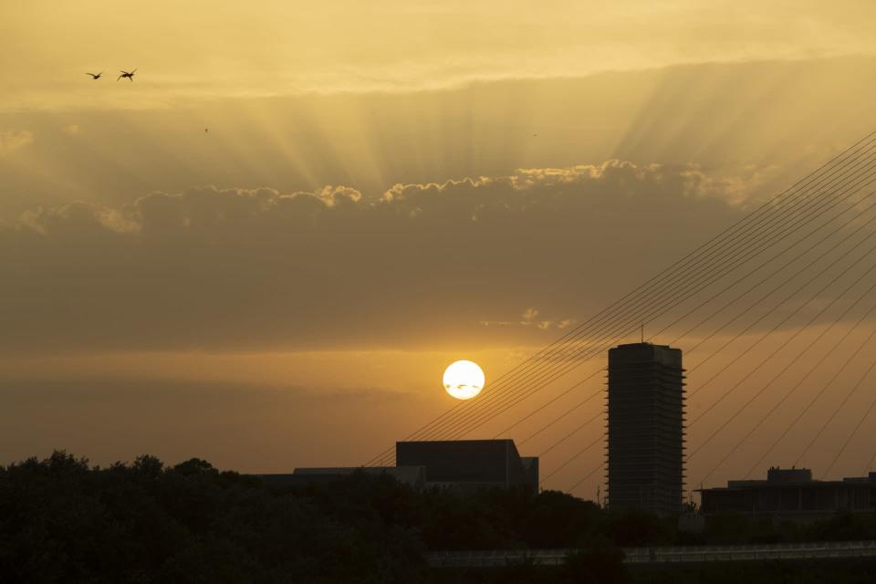 FOTOGRAFÍA. ZARAGOZA (ESPAÑA), 14.06.2022. El sol se oculta ayer tras la Torre del Agua, en Zaragoza. Efe