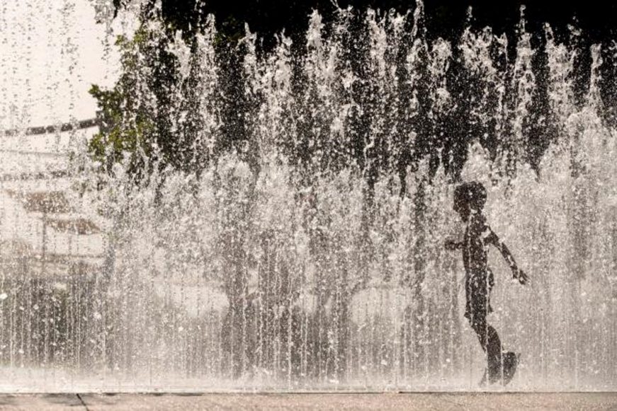 FOTOGRAFÍA. ZARAGOZA (ESPAÑA), 15.06.2022. Un niño se refresca en una de las fuentes de Zaragoza. Efe