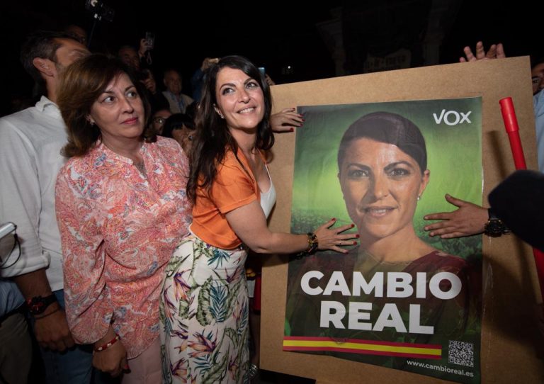 Andalucía| Olona asegura que «Vox sale a ganar» el 19J reivindicando a los pies de Isabel La Católica y Cristóbal Colón «nuestra gloriosa» historia porque «España, Andalucía, Granada y Santa Fe son la cuña de la Hispanidad»