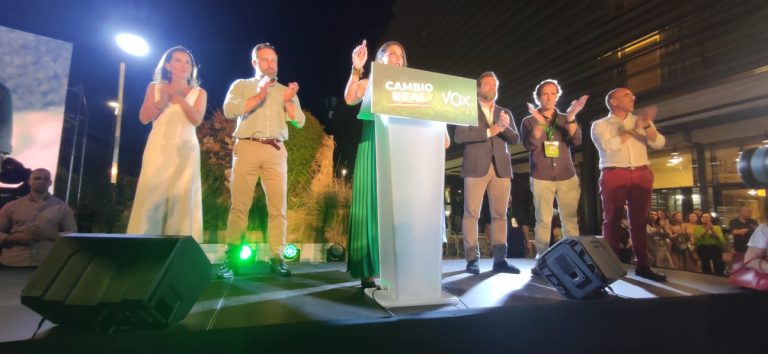 Andalucía| VOX celebra la «derrota histórica» del PSOE y ultraizquierda. Macarena Olona Choclán: «Cada día y cada noche vamos a hacer lo mejor que sabemos hacer: trabajar con manos limpias y arremangadas para defender y representar a los andaluces»