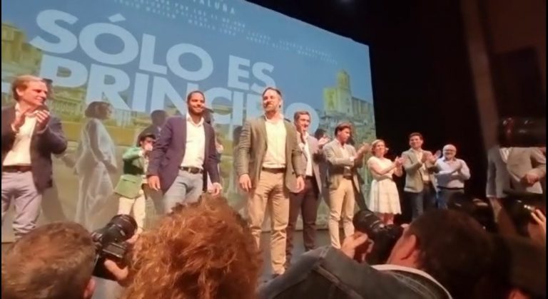 Cataluña| Cornellá festeja con los «vivas España» y «VOX» el primer año de la Resistencia en el Parlamento