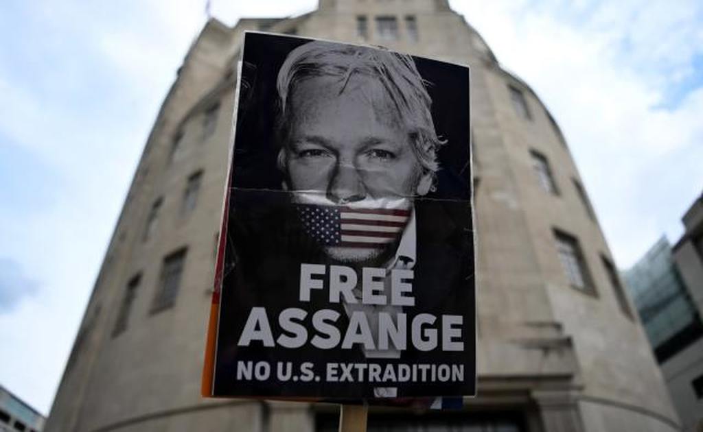 FITOGRAFÍA. LONDRES (REINO UNIDO), AÑO 2022. Un cartel reclama la libertad del australiano Julian Assange, que dirige la organización Wikileaks. Efe