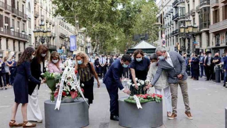 FOTOGRAFÍA. BARCELONA (ESPAÑA), 17.08.2021. En la derecha Presidente de la Generalidad de Cataluña, Pere Aragonés García (i), delegada de Gobierno en Cataluña, Teresa Cunillera Mestres (2ª d). En la izquierda presidente del Congreso de los Diputados, Meritxell Batet Lamaña (d). Barcelona ha rendido este martes un sobrio y emotivo homenaje a las víctimas del 17A, en el cuarto aniversario de los atentados, en un acto presidido por el silencio, únicamente roto por el Cant dels Ocells y en que familiares y autoridades han depositado claveles blancos en las Ramblas. Efe