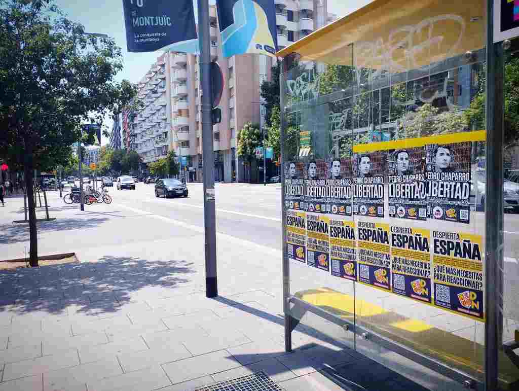 FOTOGRAFÍA. BARCELONA (ESPAÑA), 28.07.2022. Tres campaña de la formación política español Democracia Nacional (DN) en Barcelona. Ñ Pueblo (1)_