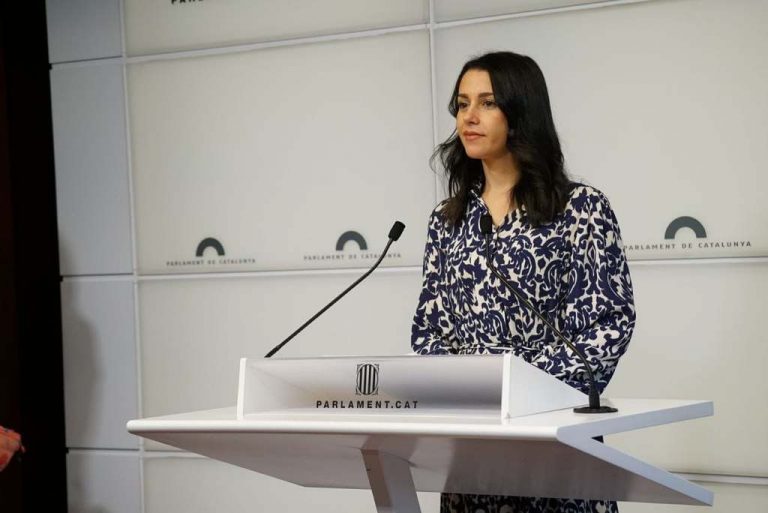 Cataluña| Arrimadas anuncia un recurso de inconstitucionalidad contra la prohibición del castellano/español