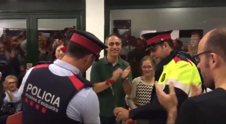 Cataluña 1-O| Policías separatistas reciben rosas y aplausos por renunciar a sus funciones en colegios electorales del golpe de estado