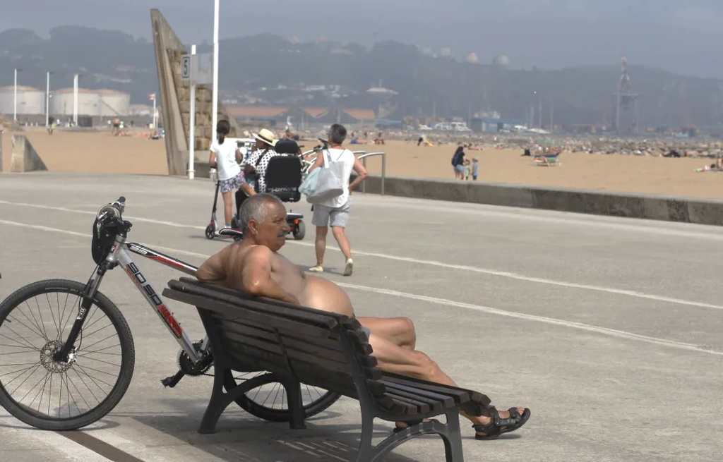 FOTOGRAFÍA. GIJÓN (ESPAÑA), 15.07.2022. Un hombre descansa frente a la playa de Poniente, en Gijón, este viernes en una jornada de intenso calor. Efe
