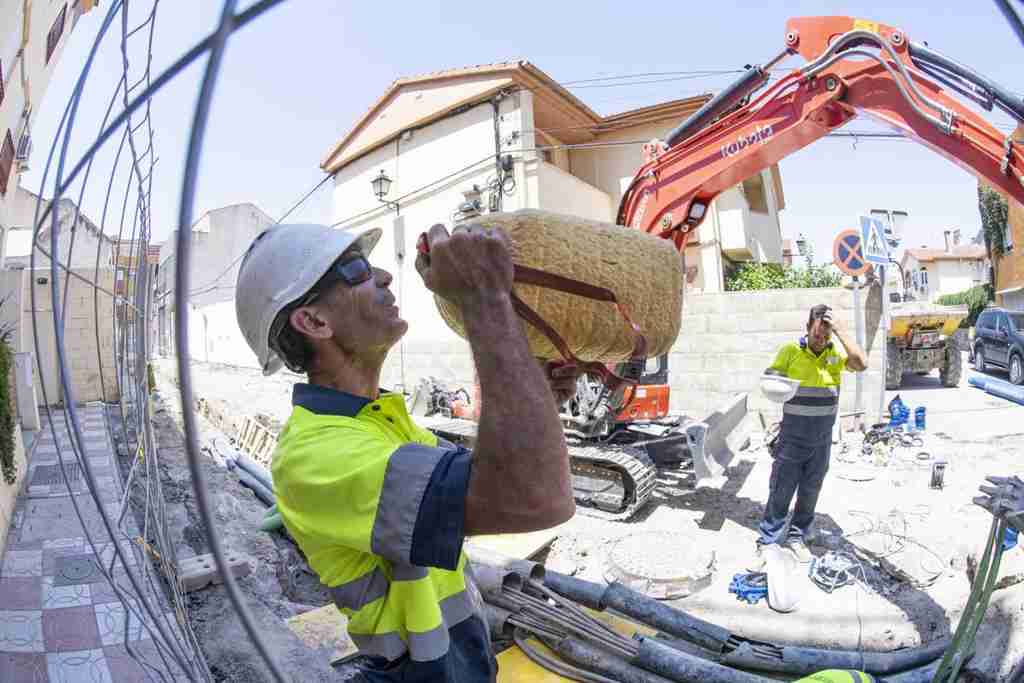 FOTOGRAFÍA. GRANADA (ESPAÑA), 14.07.2022. Un operario bebe agua en un descanso mientras realiza tareas. Efe