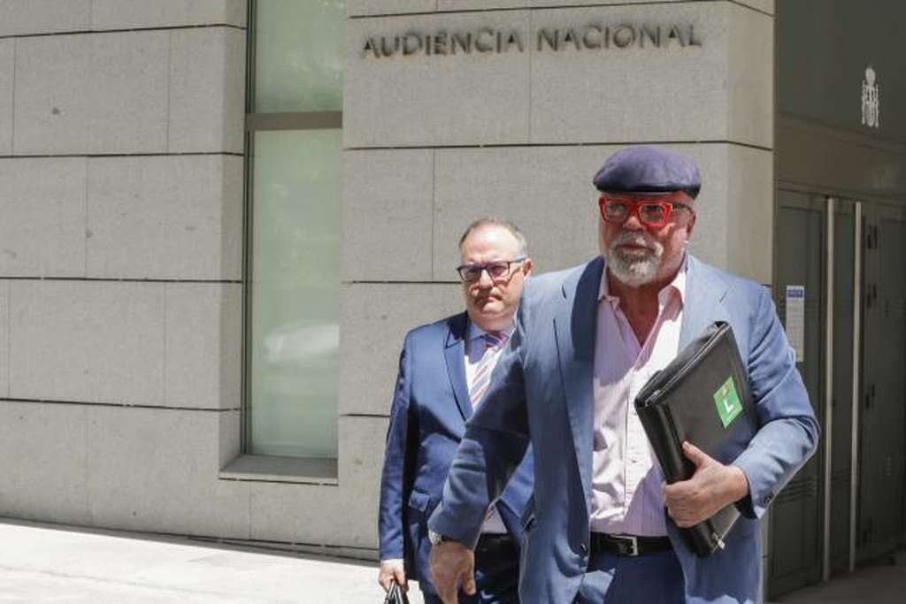 FOTOGRAFÍA. MADRID (ESPAÑA), AÑO 2022. El excomisario José Manuel Villarejo (d) a su salida de la Audiencia Nacional. Efe