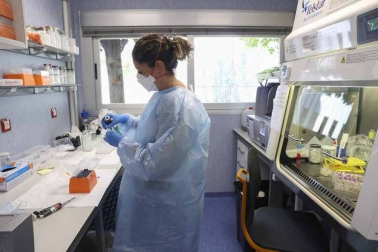 FOTOGRAFÍA. MADRID (ESPAÑA), AÑO 2022. Una investigadora del laboratorio de arbovirus y enfermedades víricas importantes del Centro Nacional de Microbiología de España, tras culminar la secuencia del virus causante de la viruela del mono (Monkey Pox) que circula en la península Ibérica. Efe