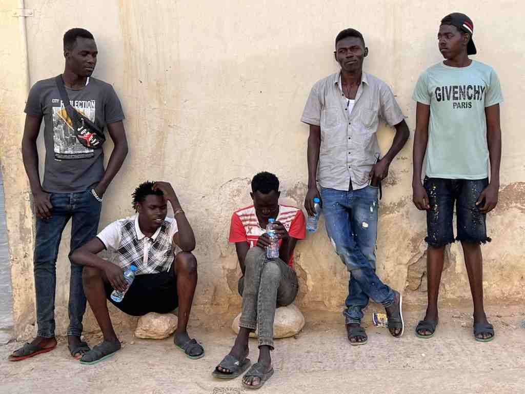 FOTOGRAFÍA. OUJDA (MARRUECOS), 14.07.2022. Un grupo de inmigrantes ilegales sudaneses (Sudán, África), recién llegados a la ciudad marroquí de Oujda. Efe (1).