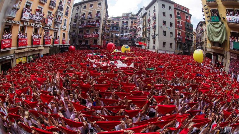 FOTOGRAFÍA. PAMPLONA (ESPAÑA), 06.07.2022. Cuando Bildu gobierne os arruinaremos la vida putos fascistas. Cientos de personas disfrutan tras el chupinazo en la Plaza Consistorial de Pamplona este miércoles dando comienzo a los Sanfermines 2022. Efe