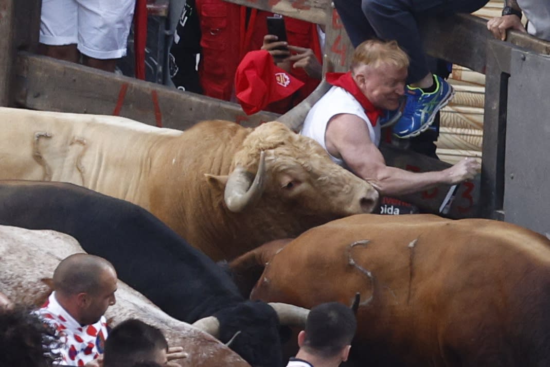 FOTOGRAFÍA. PAMPLONA (ESPAÑA), 07.07.2022. Un mozo es alcanzado por uno de los toros de la ganadería gaditana Núñez del Cuvillo a su llegada. Efe