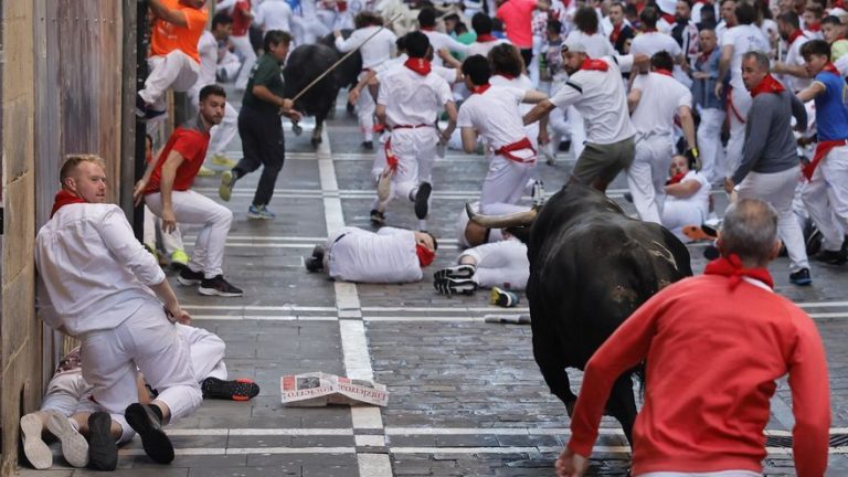 Sanfermines 2022| Varios mozos caídos en la calzada donde uno de los toros se ha separado para hacer el resto del recorrido ya a distancia de sus ‘hermanos’ en el segundo encierro 