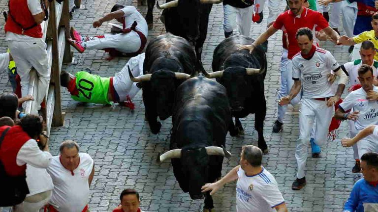 Último encierro de los Sanfermines 2022| Seis corredores con contusiones al hospital y uno leve por asta sin traslado