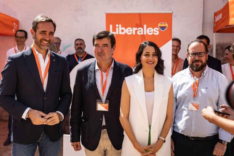 Mesa de la Traición| Arrimadas: «Hoy Sánchez va a rendir pleitesía» a Aragonés «como si fuera un jefe de Estado cuando es el jefe de los golpistas»