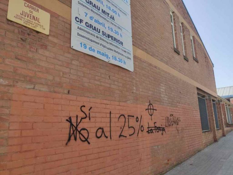 FOTOGRAFÍA. SABADELL (ESPAÑA), 12.06.2022. TSJC suspende el ataque lingüístico no universitario. Los vecinos de Sabadell (Barcelona), exigen la aplicación de la sentencia firme del Tribunal Superior de Justicia de Cataluña que impone un mínimo de 25% de clases en castellano en la enseñanza no universitaria en toda Cataluña, convirtiendo una amenaza de desobediencia del Grupo ultraseparatista afín a CUP, La FORJA, en la pared de un Instituto de la ciudad, una guerra lingüística que se ha trasladado a la calle. Lasvocesdelpueblo (Ñ Pueblo)