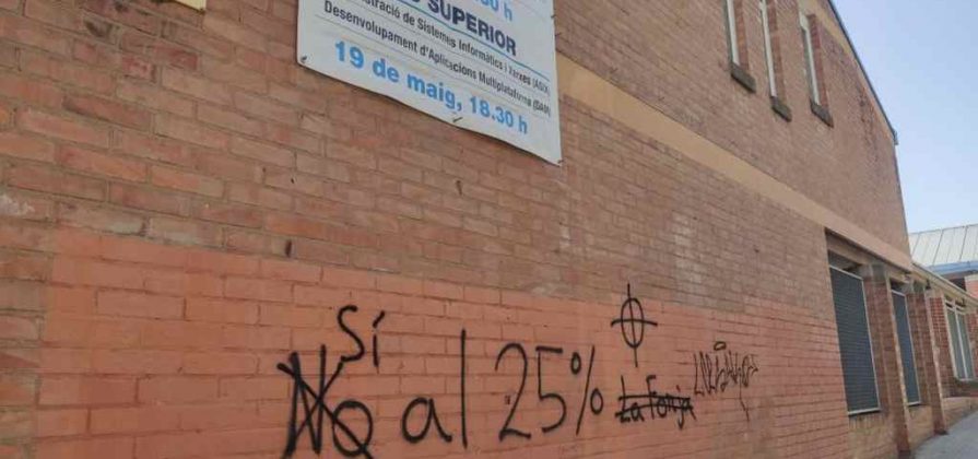 FOTOGRAFÍA. SABADELL (ESPAÑA), 12.06.2022. TSJC suspende el ataque lingüístico no universitario. Los vecinos de Sabadell (Barcelona), exigen la aplicación de la sentencia firme del Tribunal Superior de Justicia de Cataluña que impone un mínimo de 25% de clases en castellano en la enseñanza no universitaria en toda Cataluña, convirtiendo una amenaza de desobediencia del Grupo ultraseparatista afín a CUP, La FORJA, en la pared de un Instituto de la ciudad, una guerra lingüística que se ha trasladado a la calle. Lasvocesdelpueblo (Ñ Pueblo)